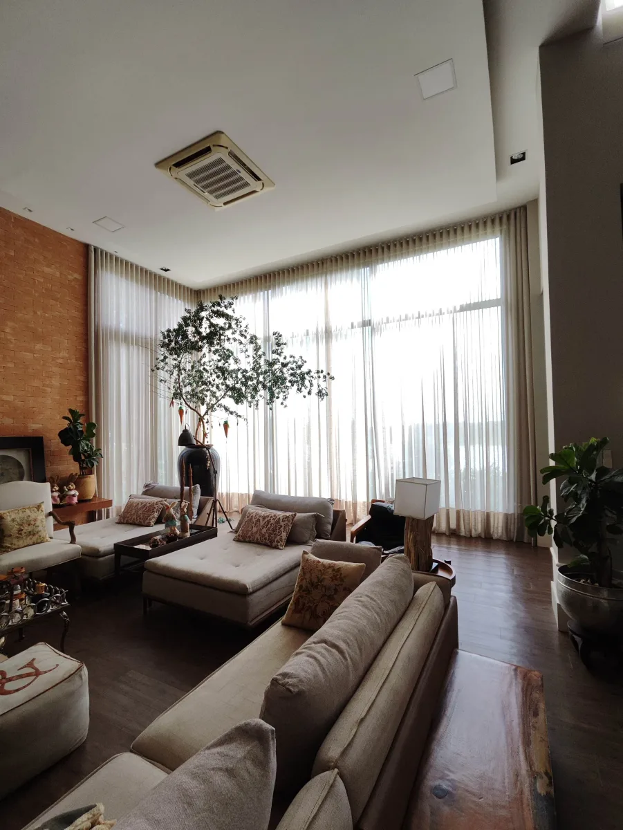 Cortina sob medida instalada em ambiente residencial