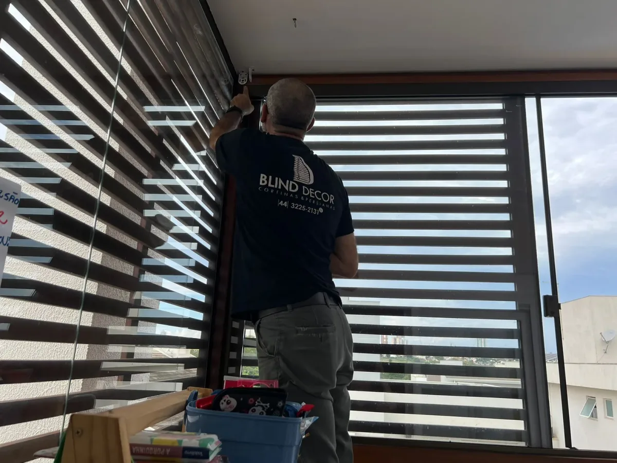 Manutenção de trilhos e peças para cortinas e persianas