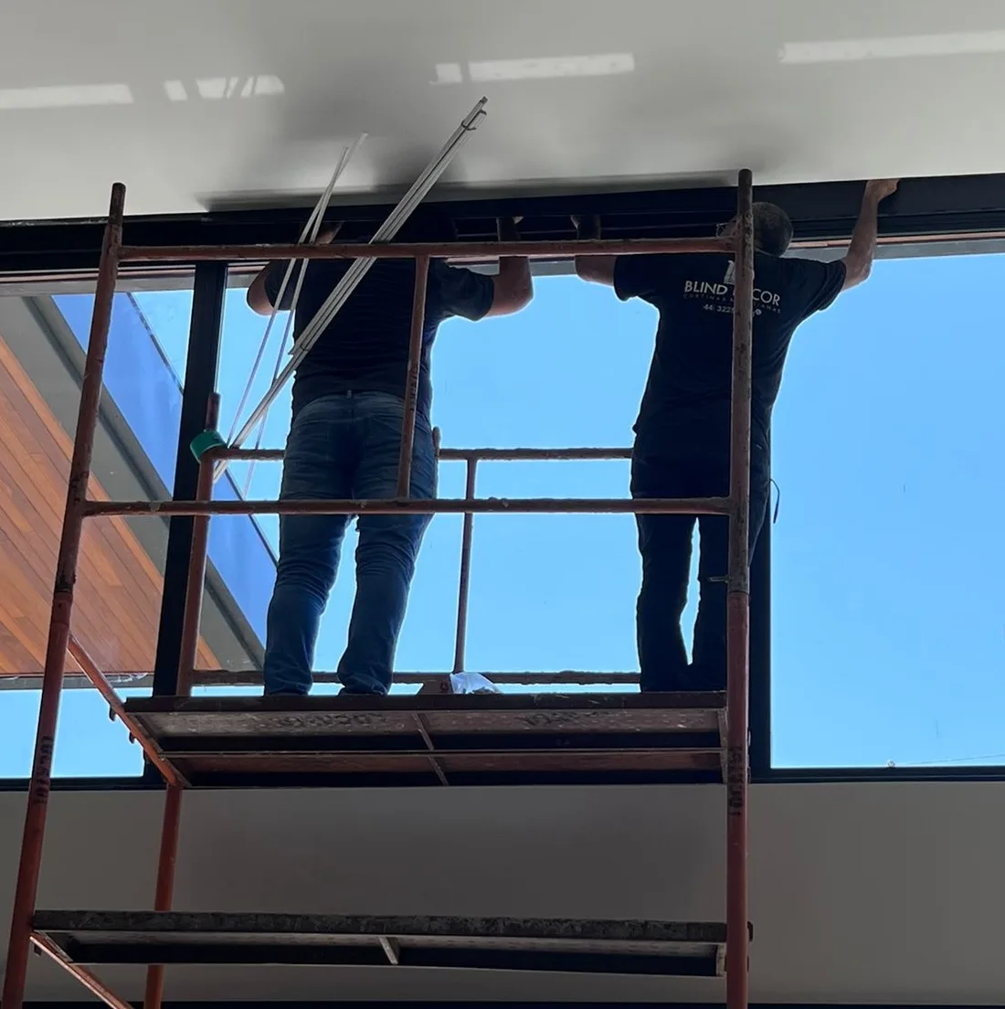 Manutenção de trilhos e peças para cortinas e persianas