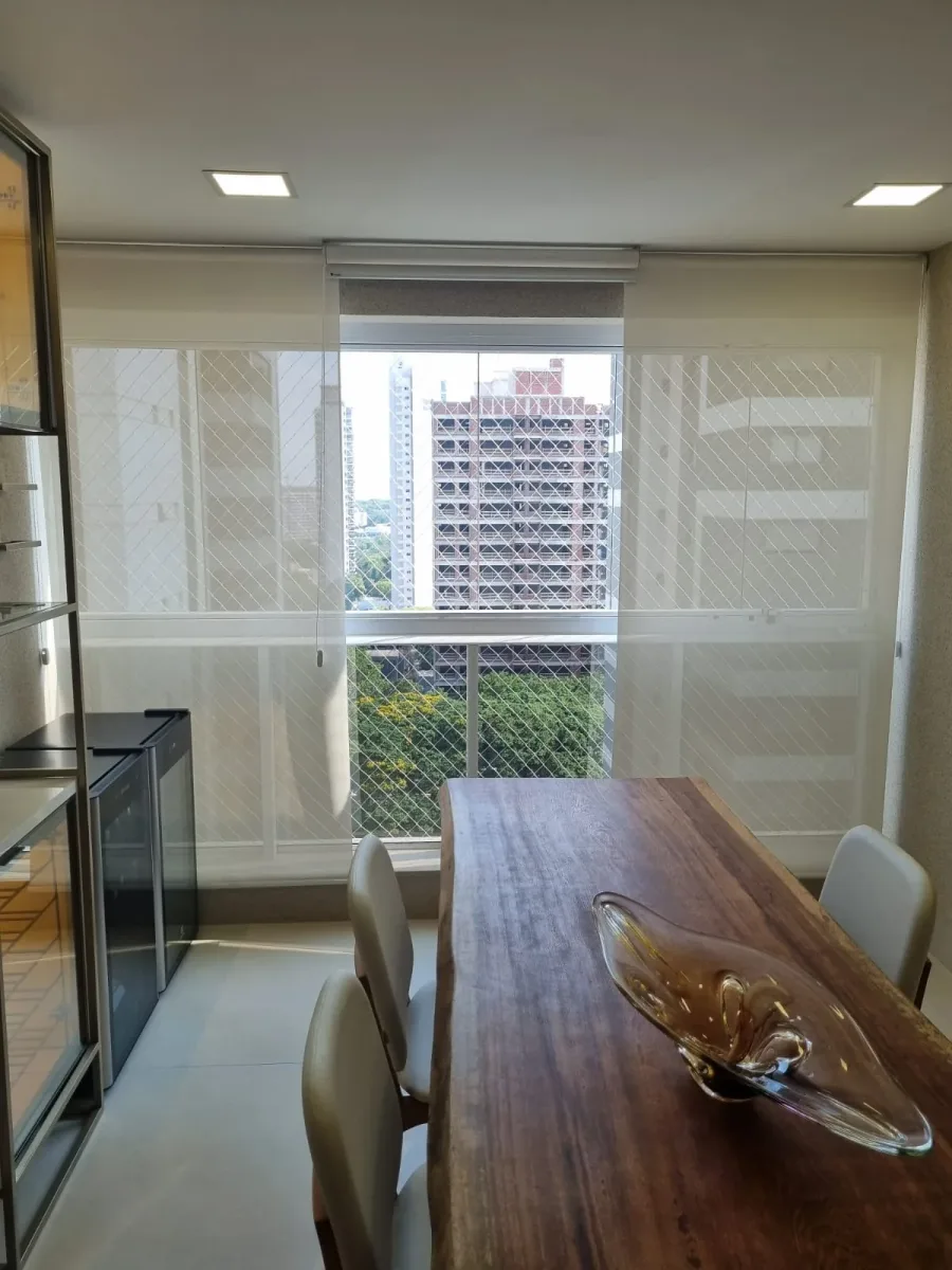 Persiana sob medida instalada em janela residencial