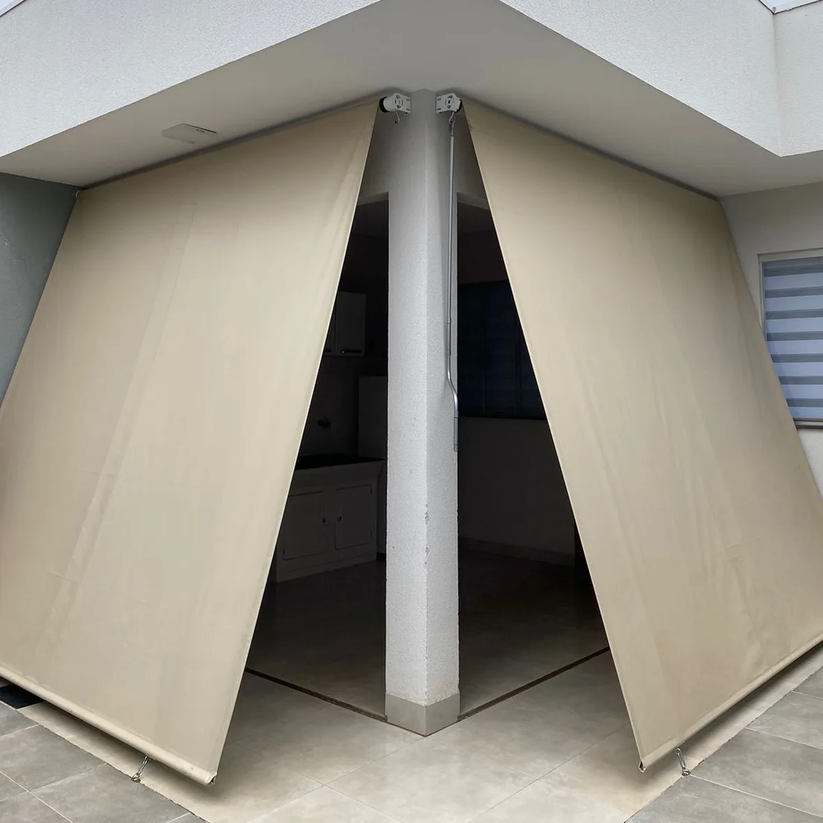 Toldo retrátil instalado em área externa residencial