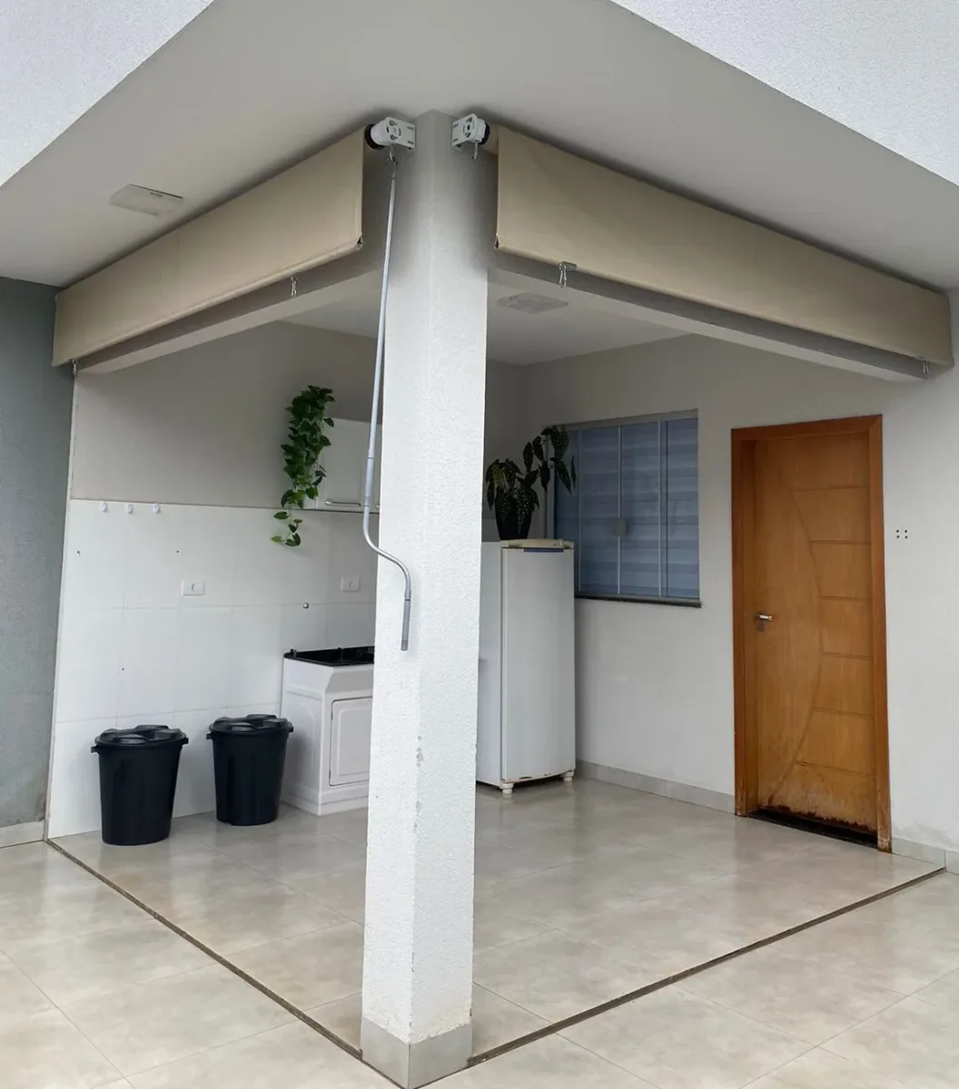 Toldo retrátil instalado em área externa residencial